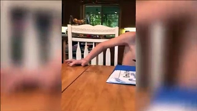 Cet enfant a fait une grosse bêtise avec le marqueur indélébile...