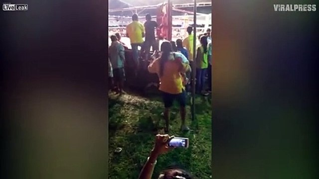 Cette spectatrice avec son bébé dans les bras à un match de boxe Muay Thaï est juste dingue