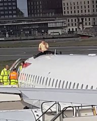 Download Video: Assis sur le toit d'un avion à l’aéroport de Londres cet homme ne veut pas descendre