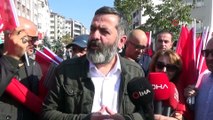 Gazeteciler Barış Pınarı Harekatı’na destek için esnafa Türk bayrağı dağıttı