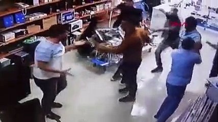 İş yerini bastılar; çalışanları dövdüler