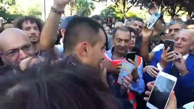 #Italia5Stelle - Bagno di folla per Di Maio a Napoli baci, abbracci e selfie (12.10.19)