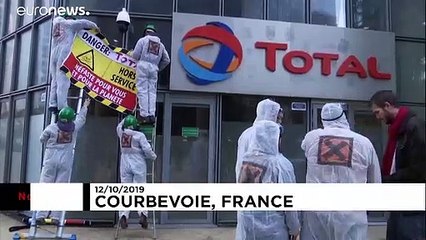 Manifestanti attaccano la sede di Total a Parigi