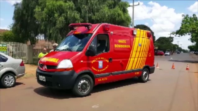 Jovem fica ferido após carro e moto batem no Bairro Cascavel Velho.