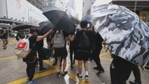 Jóvenes y mayores protagonizan dos manifestaciones no autorizadas en Hong Kong