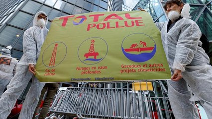 NO COMMENT | Activistas climáticos vandalizan sedes de multinacionales en Francia