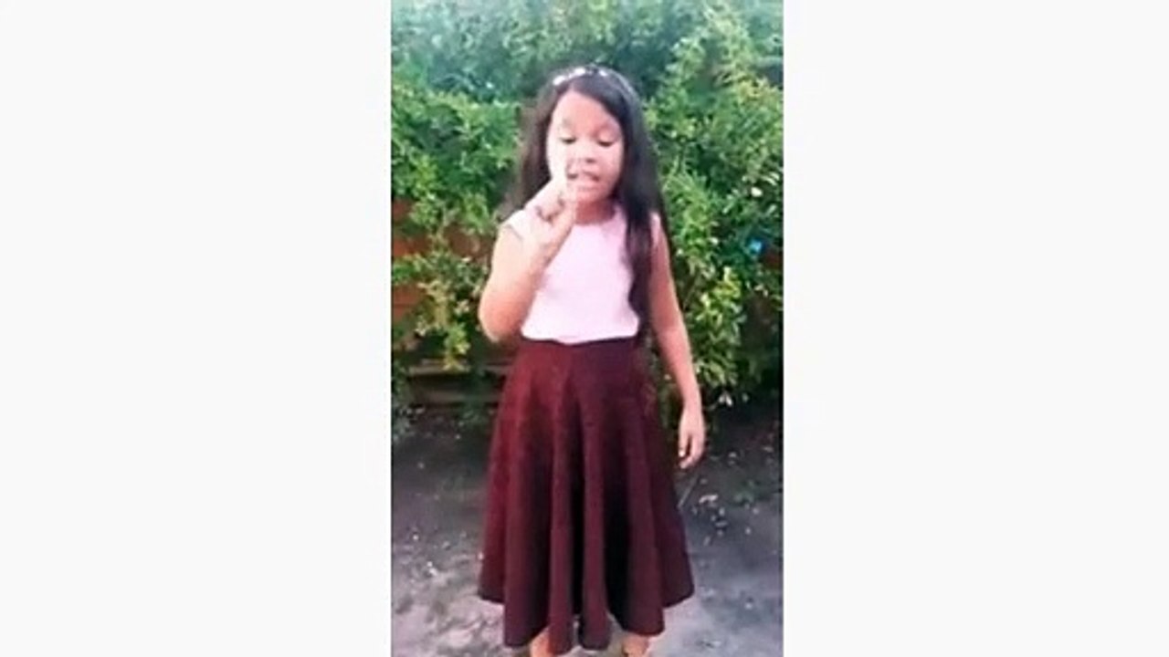 MENINA SOBRENATURAL CANTANDO LOUVOR