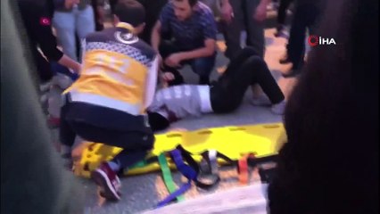 Köpeklerden kaçmaya çalışan gence araba böyle çarptı