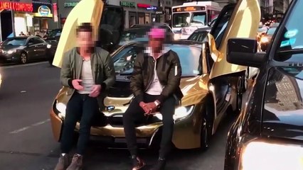 Personas Enfadadas vs Automóviles Deportivos