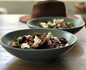 Ensalada de betabel rostizado y acelgas- Cocina con Conexión - Sonia Ortiz con Juan Farré