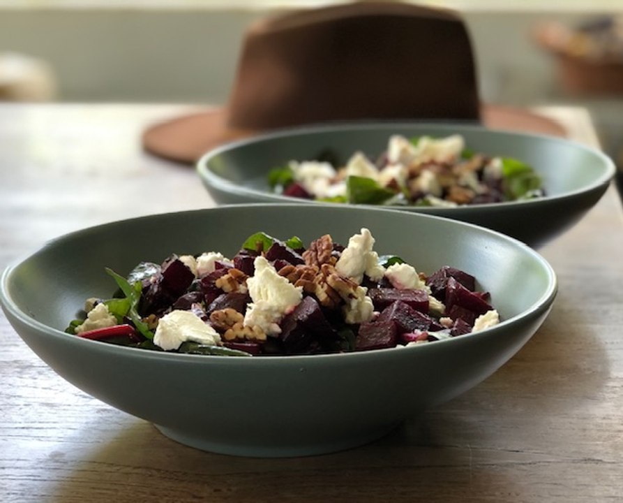 Ensalada de betabel rostizado y acelgas- Cocina con Conexión - Sonia Ortiz con Juan Farré