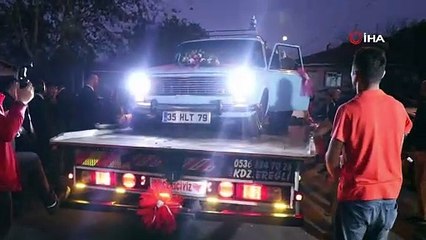 Aşkını duyurmak için gelin arabasını çekiciye yükledi