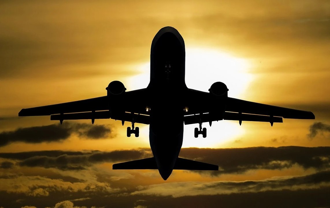 El avión que se 'detiene' en el aire y deja perplejos a los adictos de las redes sociales