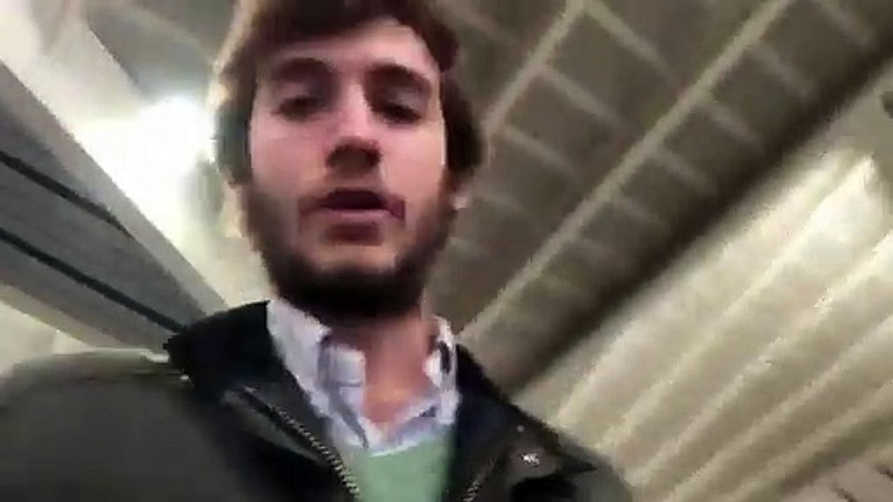 Dos chavales asaltan a Willy Toledo preguntándole por qué vive en España... ¡Y no se anda con rodeos!