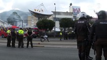 Manifestantes atacan televisora y periódico en Quito
