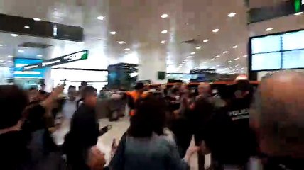 'Feu mal!': els Mossos desallotgen el Pícnic per la República