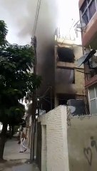 احتراق بناء كامل عقب انفجار قنبلة في منزل شبيح في حلب (فيديو)