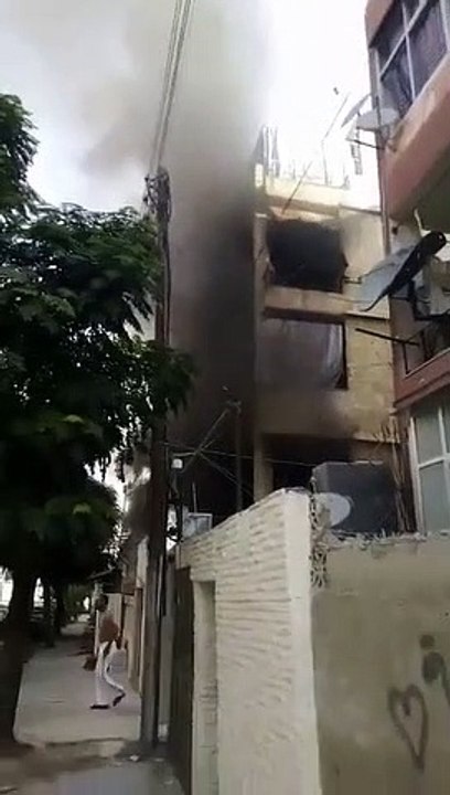 احتراق بناء كامل عقب انفجار قنبلة في منزل شبيح في حلب (فيديو)