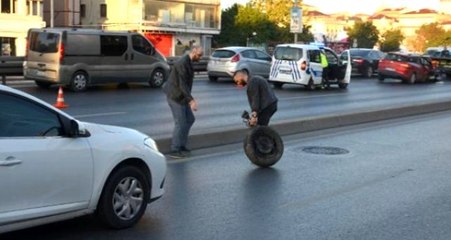 İstanbul'da kaza yapan sürücü otomobilinin parçalarını yoldan topladı