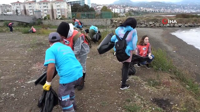 Belediye başkanı eldivenleri giydi, sahili çöplerden temizledi