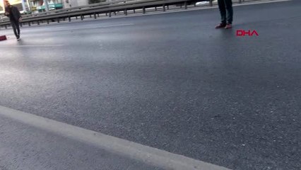 İstanbul'da kaza yapan sürücü otomobilinin parçalarını yoldan topladı