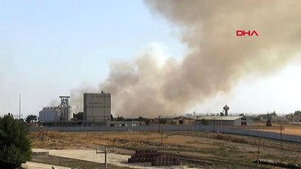 Teröristlerin karargah olarak kullandığı suriye'deki gümrük binası obüslerle vuruldu.