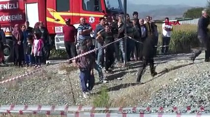 Yolcu treni otomobile çarptı: 2 ölü, 1 yaralı