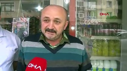 Başı kepenge sıkışan kedi, diğer kedi sayesinde kurtarıldı