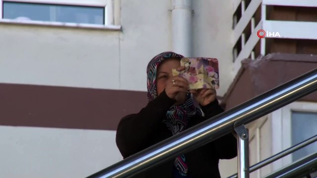 Üst geçitten atlamak isteyen kadını gördüler, telefonlara sarıldılar...O anlar kamerada