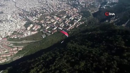 Eşinden boşanmasını paraşütle atlayarak kutladı
