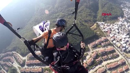 Bursa boşanma davası sonuçlanınca paraşütle atlayıp, lokma dağıttı