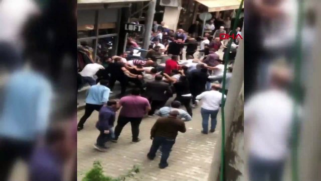 Ortalık savaş alanına döndü! Trafikte yol vermeme kavgası kamerada...