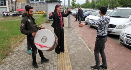 Eşinden boşanmasını paraşütle atlayarak kutladı