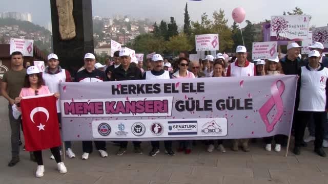 Meme kanserine dikkat çekmek için pembe balon uçurdular