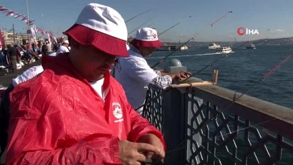 Galata Köprüsü'nde balık tutma yarışması