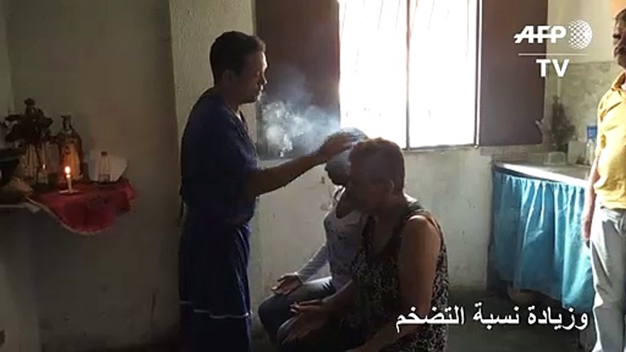 الفنزويليون يلجأون إلى الطب البديل في ظل النقص الحاد في الأدوية