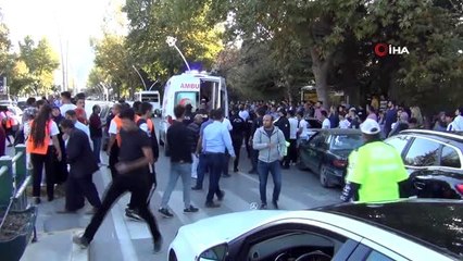 Üst geçidi kullanmayan gençlere otomobil çarptı: 2 yaralı