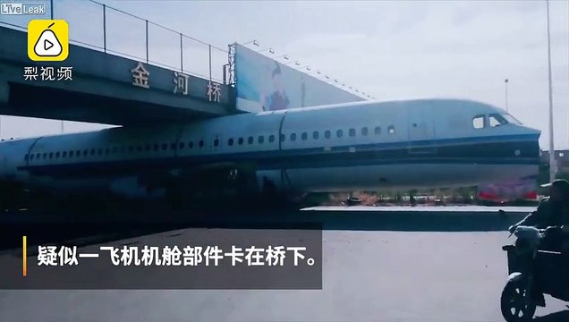Un Airbus A320 coincé sous un pont lors d'un transport en camion sur l'autoroute