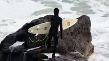 Ce surfeur s'envole sur une vague pour rentrer dans l'eau !