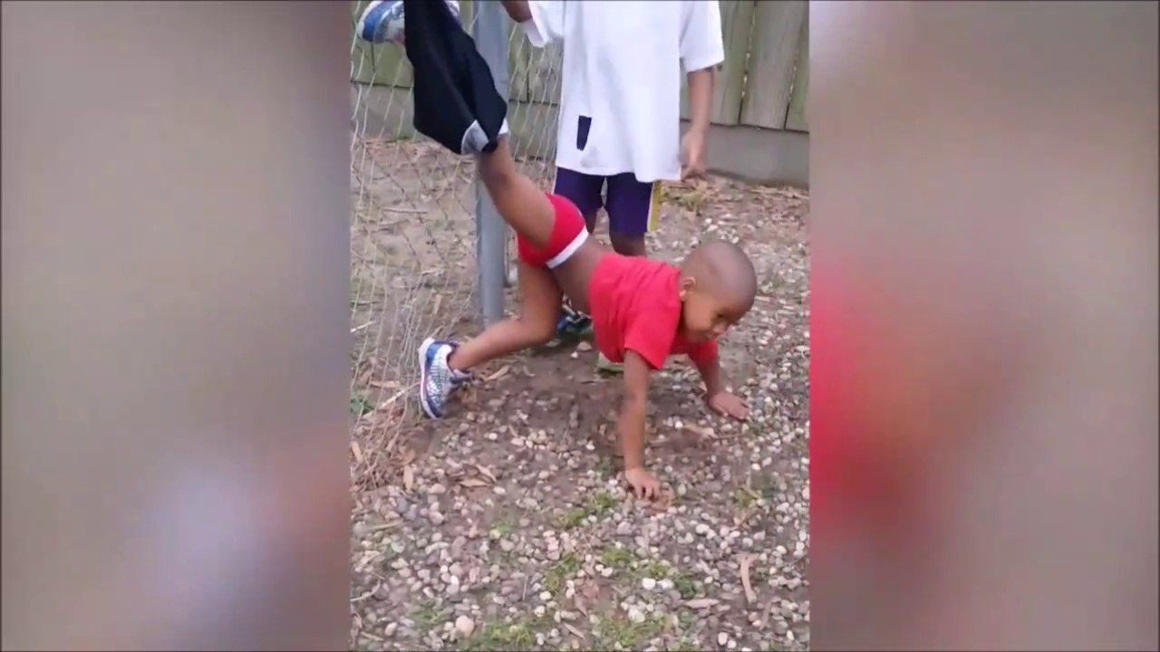 Cette maman retrouve son enfant suspendu au grillage par le pantalon, tête en bas