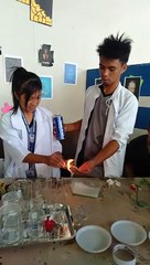 Grosse frayeur pour ces élèves qui s'amusent avec une flamme en cours de chimie