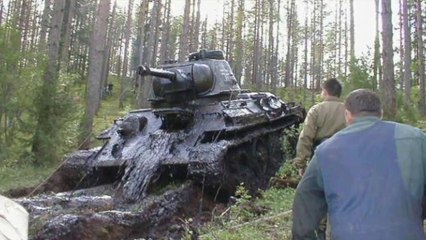 Des enfants découvrent un tank soviétique enfoui au bord d'un lac