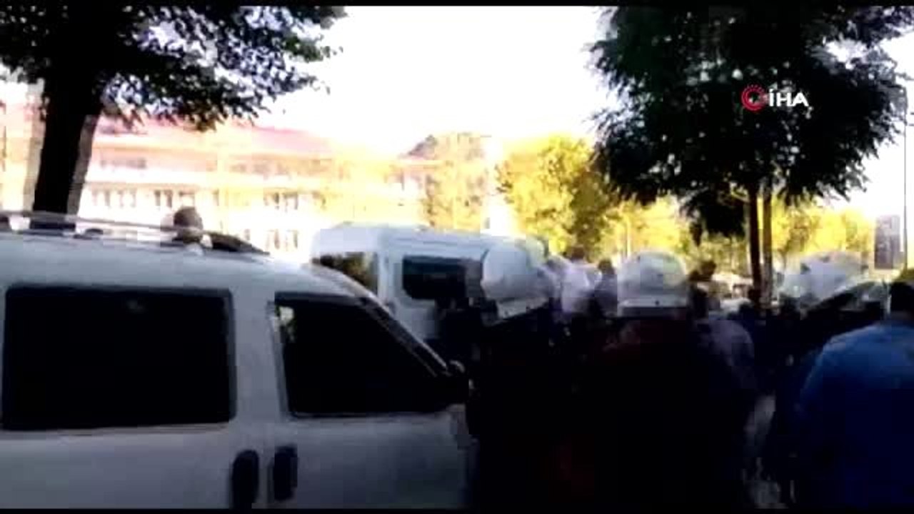 Beşiktaş'ta uyarılara rağmen slogan atan HDP'lilere polis müdahalesi