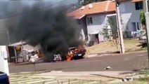 Carro fica destruído em incêndio no Riviera