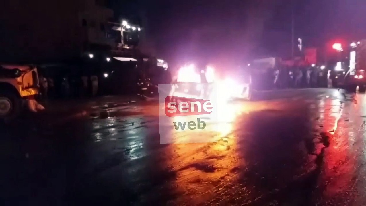 Rond-point Case-ba: une voiture prend feu et le conducteur...