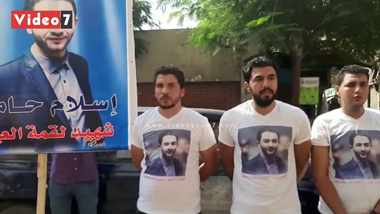 وقفة لأقارب "شهيد لقمة العيش" بمنيا القمح أمام محكمة جنايات الزقازيق