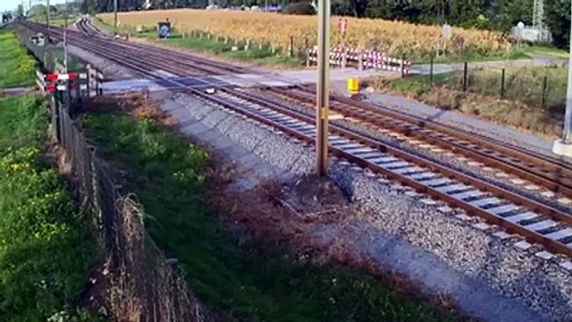 Este ciclista imprudente burla por milisegundos la muerte bajo las ruedas de un tren