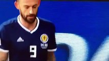 Pillan a este rabino leyendo un texto sagrado en pleno partido de fútbol y el video se viraliza