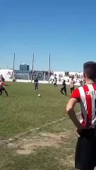 Así fue la "patada más violenta del año" que avergüenza al fútbol argentino