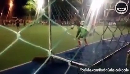 Este perro salchicha para un penalti durante un partido de fútbol en Brasil